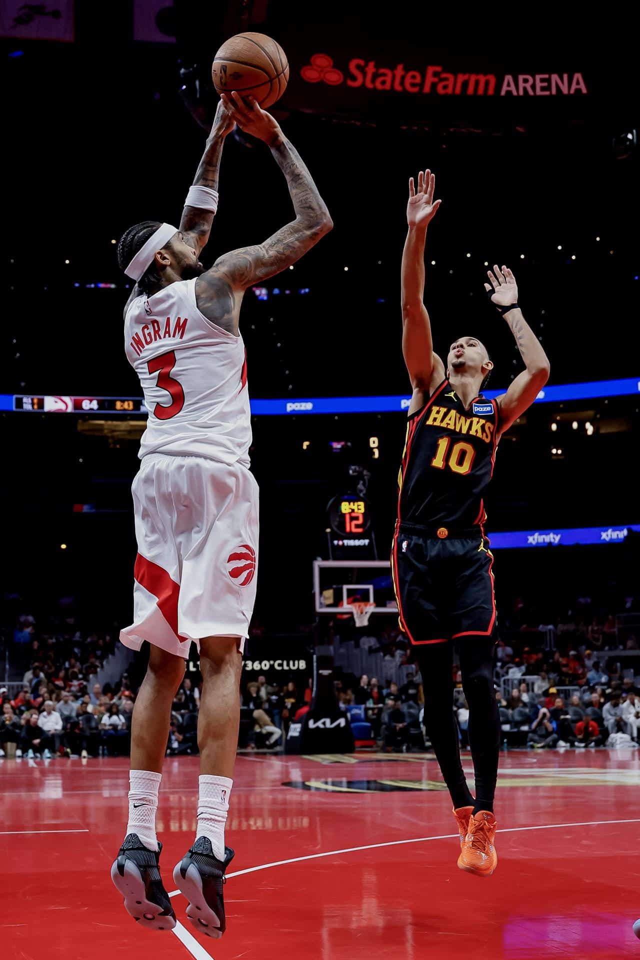El alero de los Toronto Raptors Brandon Ingram (L) en acción contra el alero de los Atlanta Hawks Zaccharie Risacher (R) durante la segunda mitad de un partido de baloncesto del torneo NBA Cup.EFE/EPA/ERIK S. LESSER SHUTTERSTOCK OUT