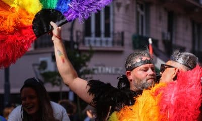 Personas participan en la Marcha del Orgullo este sábado, en Buenos Aires (Argentina). EFE/ Adan González