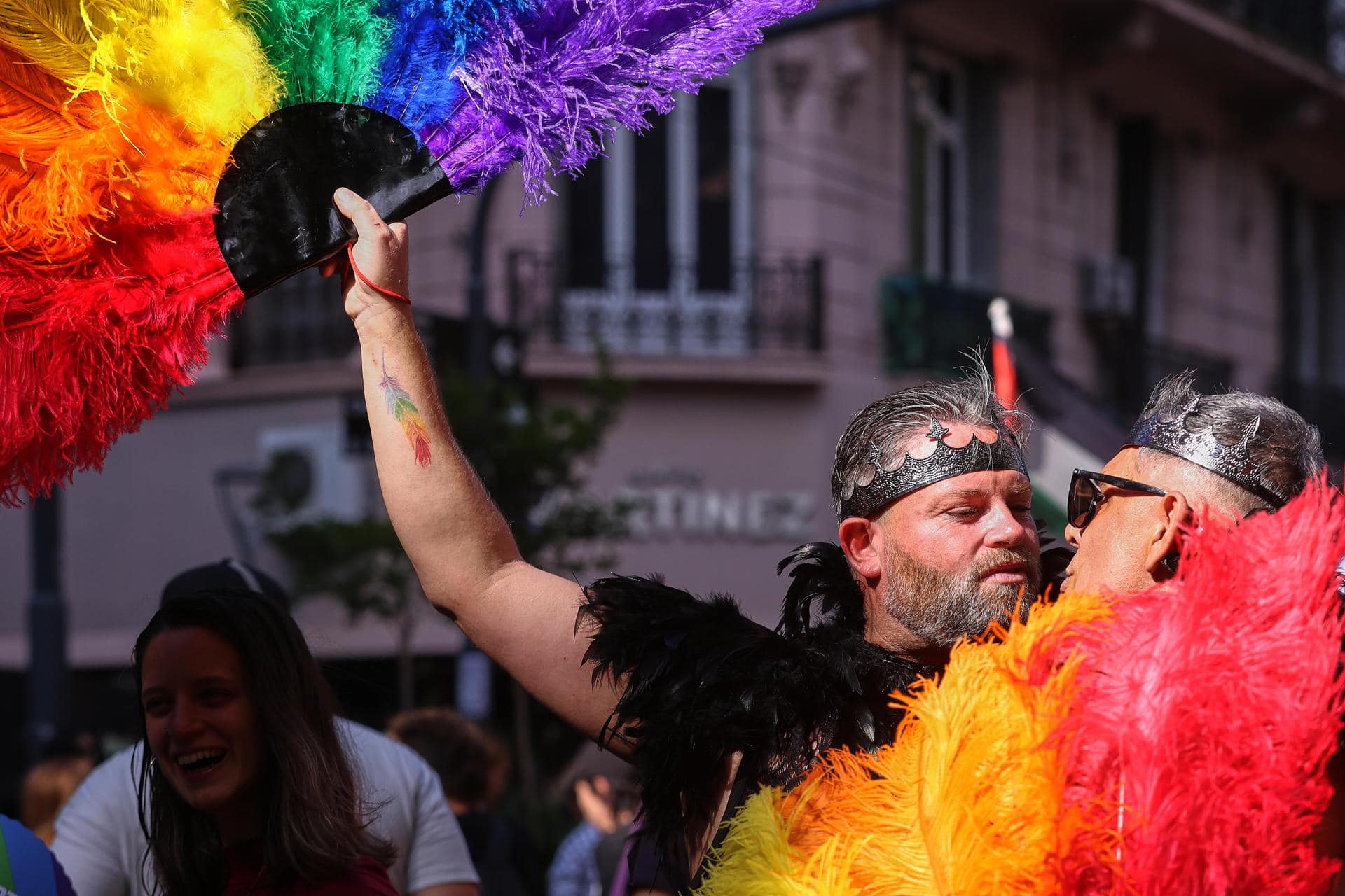 Personas participan en la Marcha del Orgullo este sábado, en Buenos Aires (Argentina). EFE/ Adan González