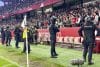 El partido entre Sevilla y Betis en el Sánchez Pizjuán ha sido aplazado por el arbitro José Luis Munuera en su tramo final por los objetos que han sido arrojados desde la grada. EFE/ Raúl Caro
