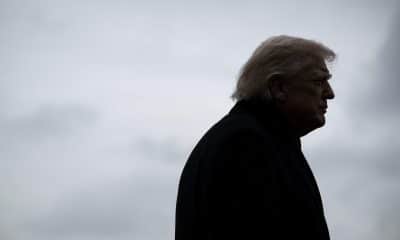 El presidente de Estados Unidos, Donald Trump, habla con miembros de los medios de comunicación en el jardín sur de la Casa Blanca antes de embarcar en el Marine One en Washington, DC, EE. UU. EFE/EPA/GRAEME SLOAN / POOL