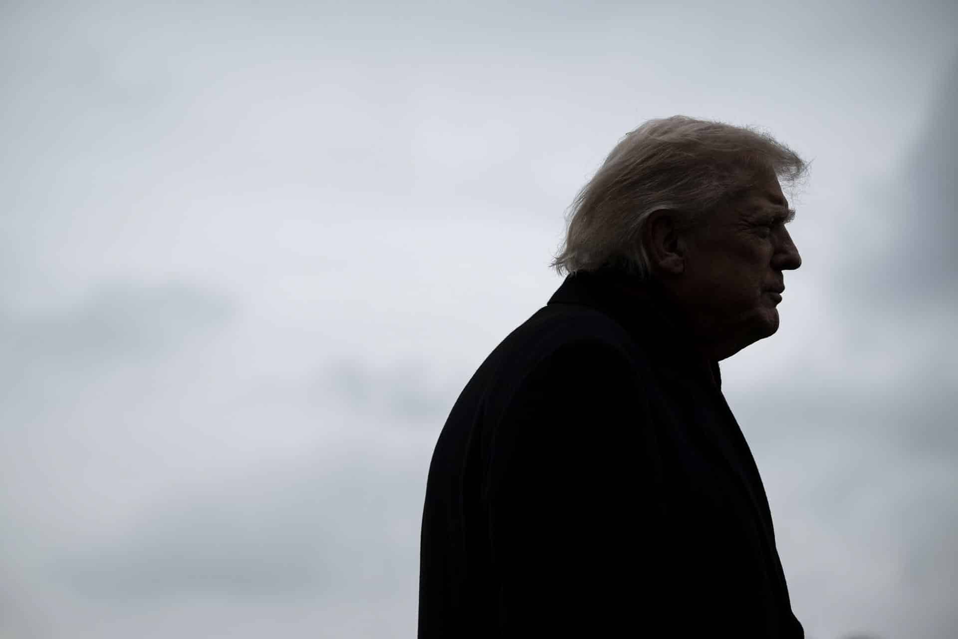El presidente de Estados Unidos, Donald Trump, habla con miembros de los medios de comunicación en el jardín sur de la Casa Blanca antes de embarcar en el Marine One en Washington, DC, EE. UU. EFE/EPA/GRAEME SLOAN / POOL