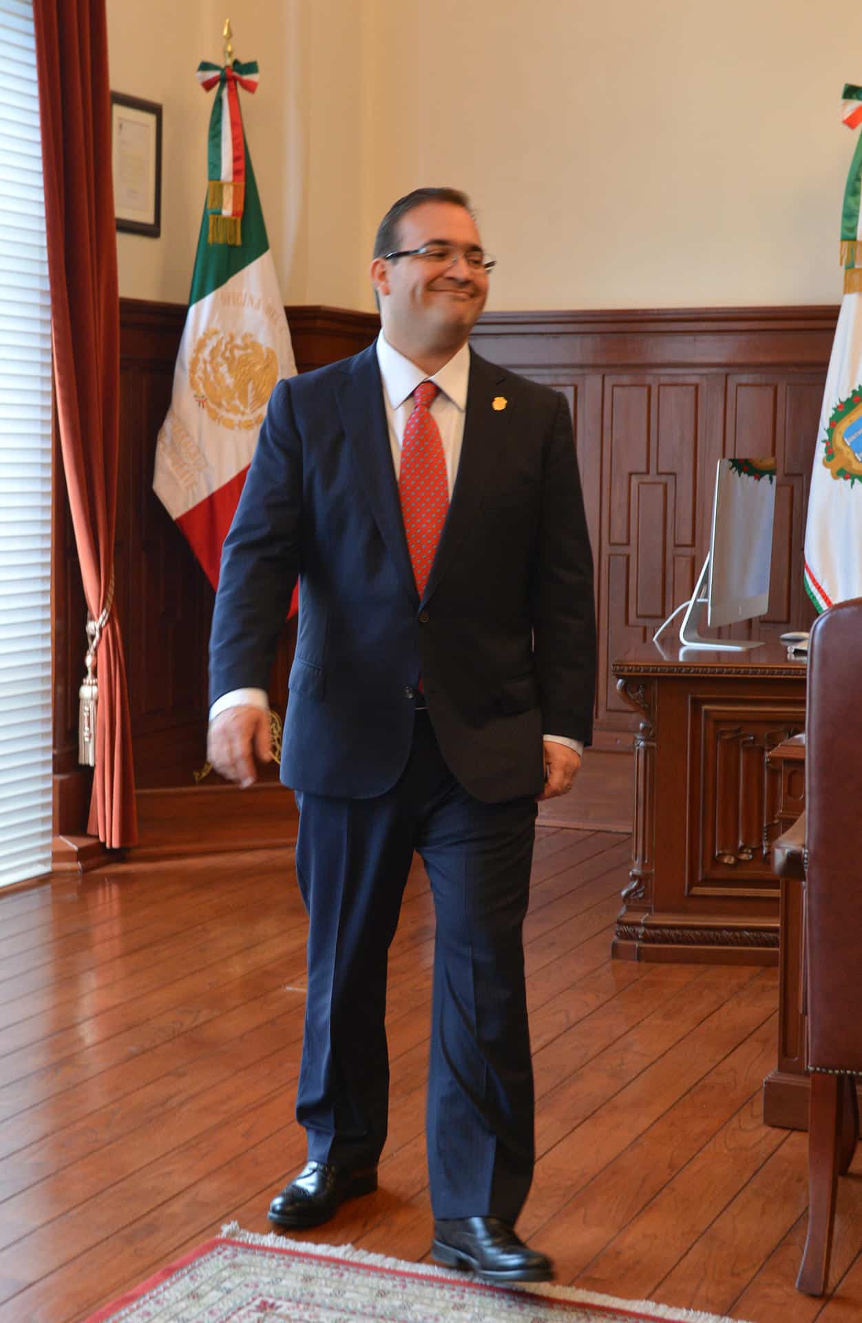 El ex gobernador de Veracruz, Javier Duarte, en su despacho de gobierno, días antes de que dimitiera a su cargo. Imagen de archivo. EFE/Luis Ayala