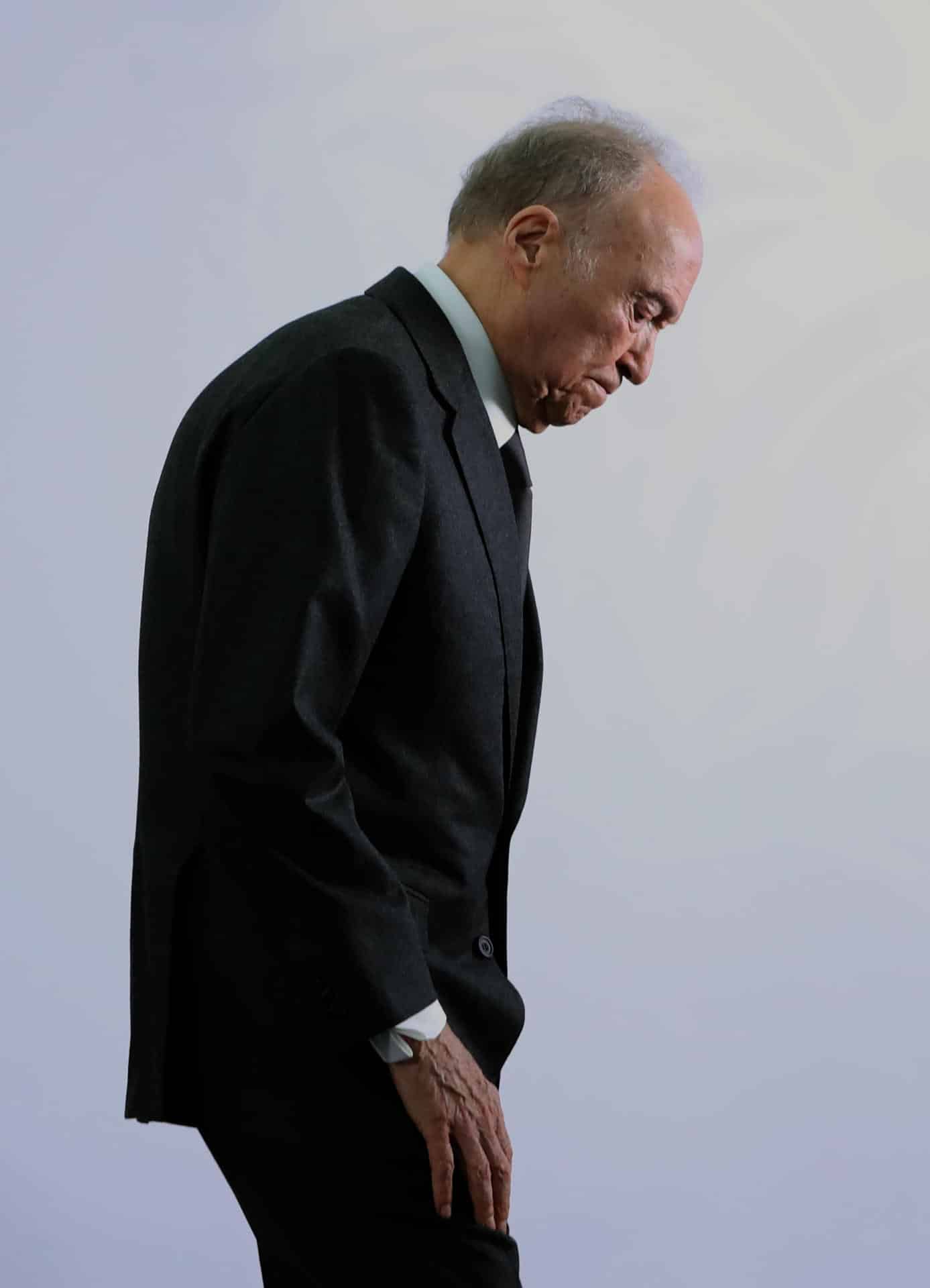 Fotografía del 13 de agosto de 2025, del fiscal general de la República de México, Alejandro Gertz Manero, caminando al finalizar una rueda de prensa en la Ciudad de México (México). EFE/ Mario Guzmán