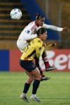 Manoly Baquerizo (d), de Ecuador, disputa un balón con Bárbara Martínez, de Venezuela, en un partido de la Liga de Naciones Femenina entre Ecuador y Venezuela en el estadio Rodrigo Paz Delgado, en Quito (Ecuador). EFE/Vicente Costales
