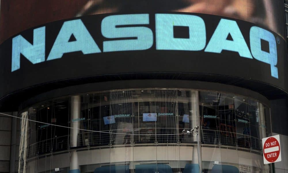 Imagen de archivo de la pantalla exterior del edificio del Nasdaq en Times Square, en Nueva York. EFE/Justin Lane