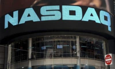 Imagen de archivo de la pantalla exterior del edificio del Nasdaq en Times Square, en Nueva York. EFE/Justin Lane