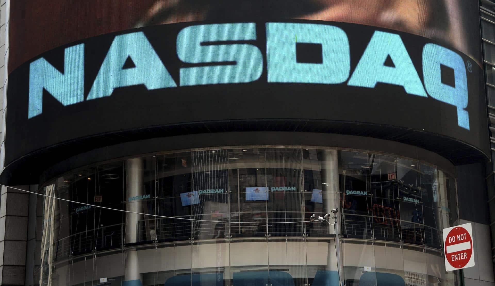 Imagen de archivo de la pantalla exterior del edificio del Nasdaq en Times Square, en Nueva York. EFE/Justin Lane