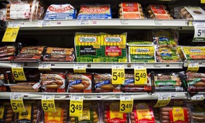 Vista de una alacena repleta de salchichas precocinadas en un supermercado de Washington, Estados Unidos. Imagen de archivo. EFE/Jim Lo Scalzo