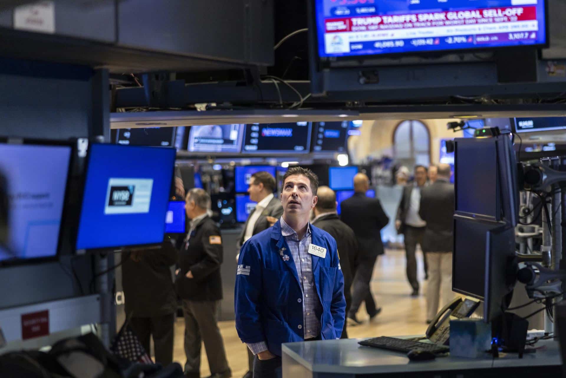 Foto de archivo que muestra a un operador observando la pantalla que muestra el Promedio Industrial Dow Jones en el parqué durante la apertura de la Bolsa de Nueva York. EFE/EPA/JUSTIN LANE