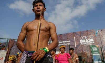 Indígenas del grupo étnico Munduruku protestan frente a la entrada de la Zona Azul de la COP30 , en Belém (Brasil) en una imagen de archivo de esta cumbre para protestar contra proyectos de infraestructura que creen que amenazan sus territorios. EFE/Fraga Alves