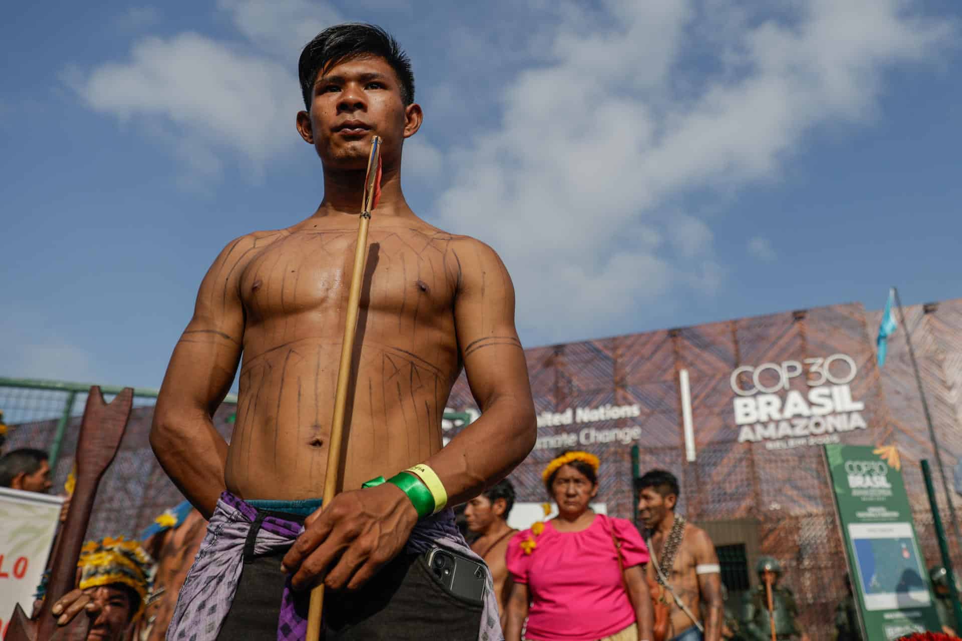 Indígenas del grupo étnico Munduruku protestan frente a la entrada de la Zona Azul de la COP30 , en Belém (Brasil) en una imagen de archivo de esta cumbre para protestar contra proyectos de infraestructura que creen que amenazan sus territorios. EFE/Fraga Alves