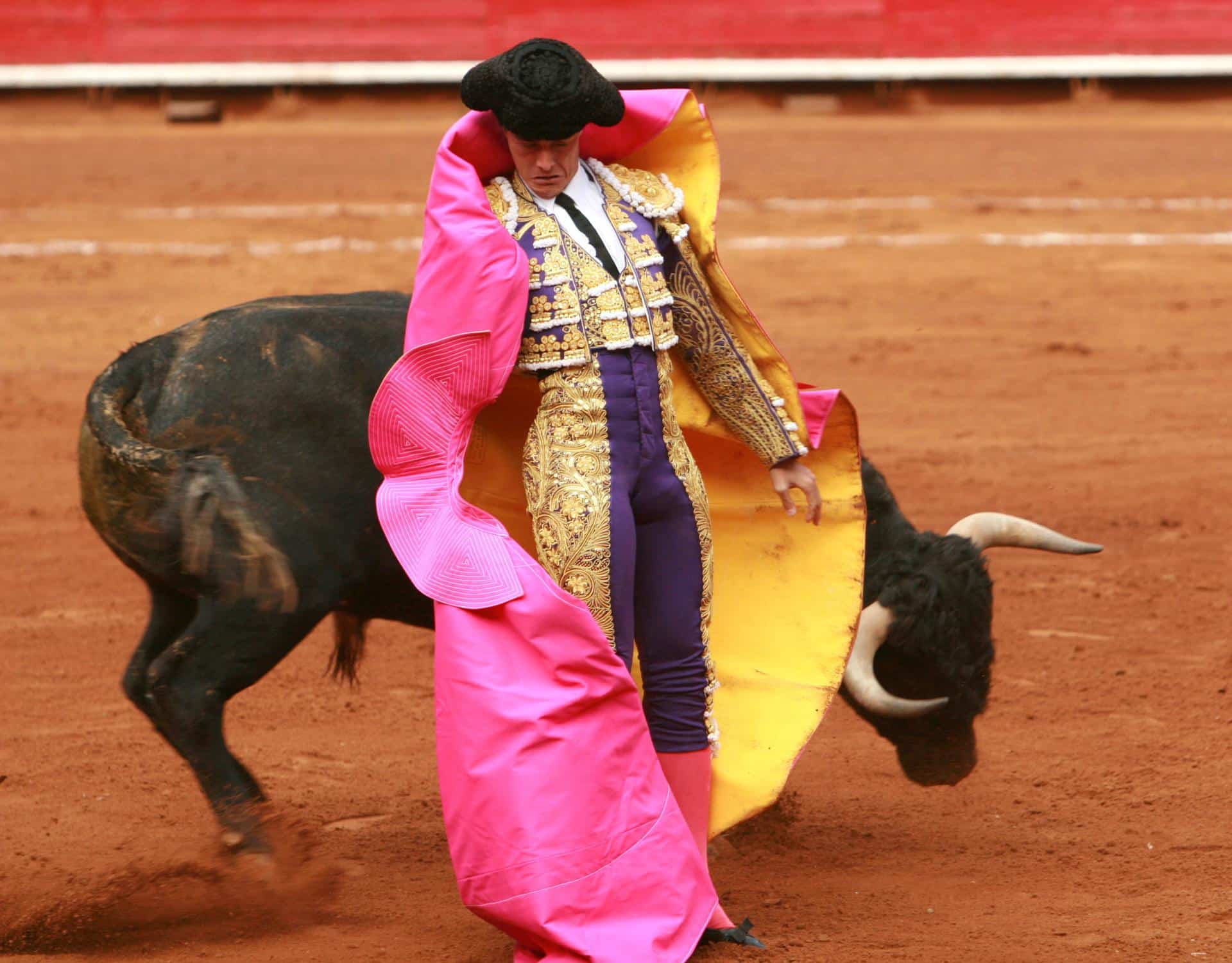 El diestro español Pedro Gutiérrez capotea su primer toro de la tarde, Bigocho de 478 kilos. Imagen de archivo. EFE/Jorge Gutiérrez