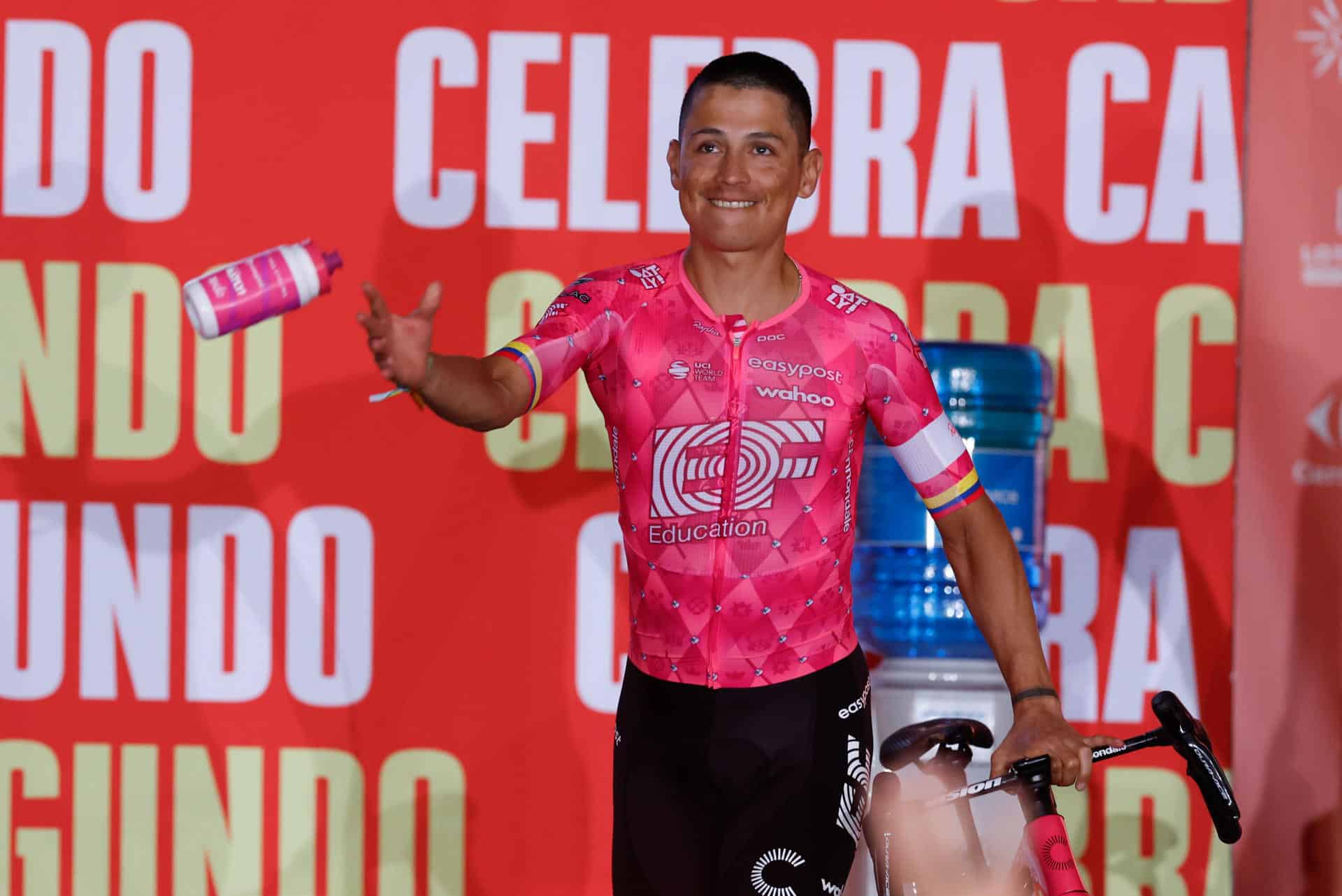 Fotografía tomada al colombiano Esteban Chaves el 21 de agosto pasado, durante la presentación en Turín de la Vuelta Ciclista a España. EFE/ Javier Lizón
