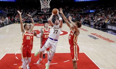 Luka Doncic (c), de los Lakers, en acción contra Zaccharie Risacher (i) y Dyson Daniels (d), de los Hawks. EFE/EPA/ERIK S. LESSER SHUTTERSTOCK OUT