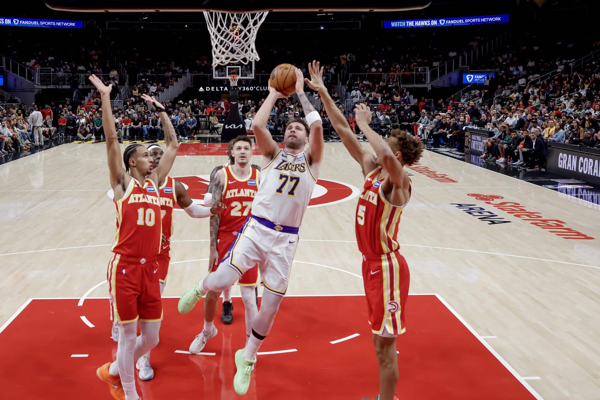 Luka Doncic (c), de los Lakers, en acción contra Zaccharie Risacher (i) y Dyson Daniels (d), de los Hawks. EFE/EPA/ERIK S. LESSER SHUTTERSTOCK OUT