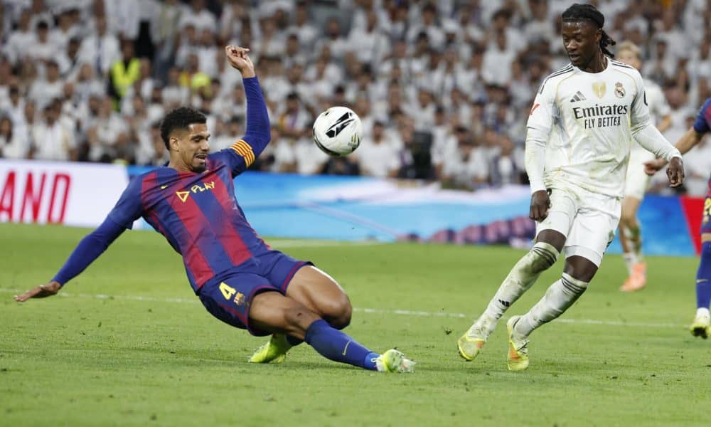 El defensa del FC Barcleona, Ronald Araujo (i) y el centrocampista del Real Madrid Aurelien Tchouameni, en foto del pasado domingo de Chema Moya. EFE