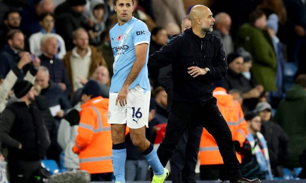 Pep Guardiola, entrenador del Manchester City, junto a Rodrigo Hernández durante el partido de Premier League ante el Bournemouth el pasado 2 de noviembre. EFE/EPA/ADAM VAUGHAN