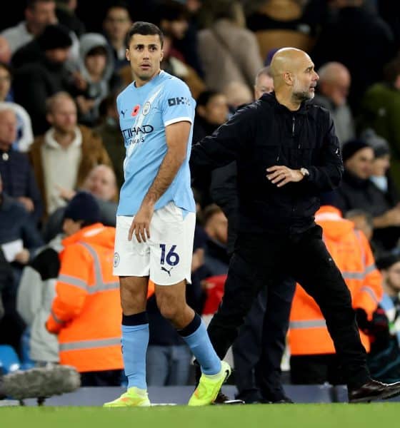 Pep Guardiola, entrenador del Manchester City, junto a Rodrigo Hernández durante el partido de Premier League ante el Bournemouth el pasado 2 de noviembre. EFE/EPA/ADAM VAUGHAN