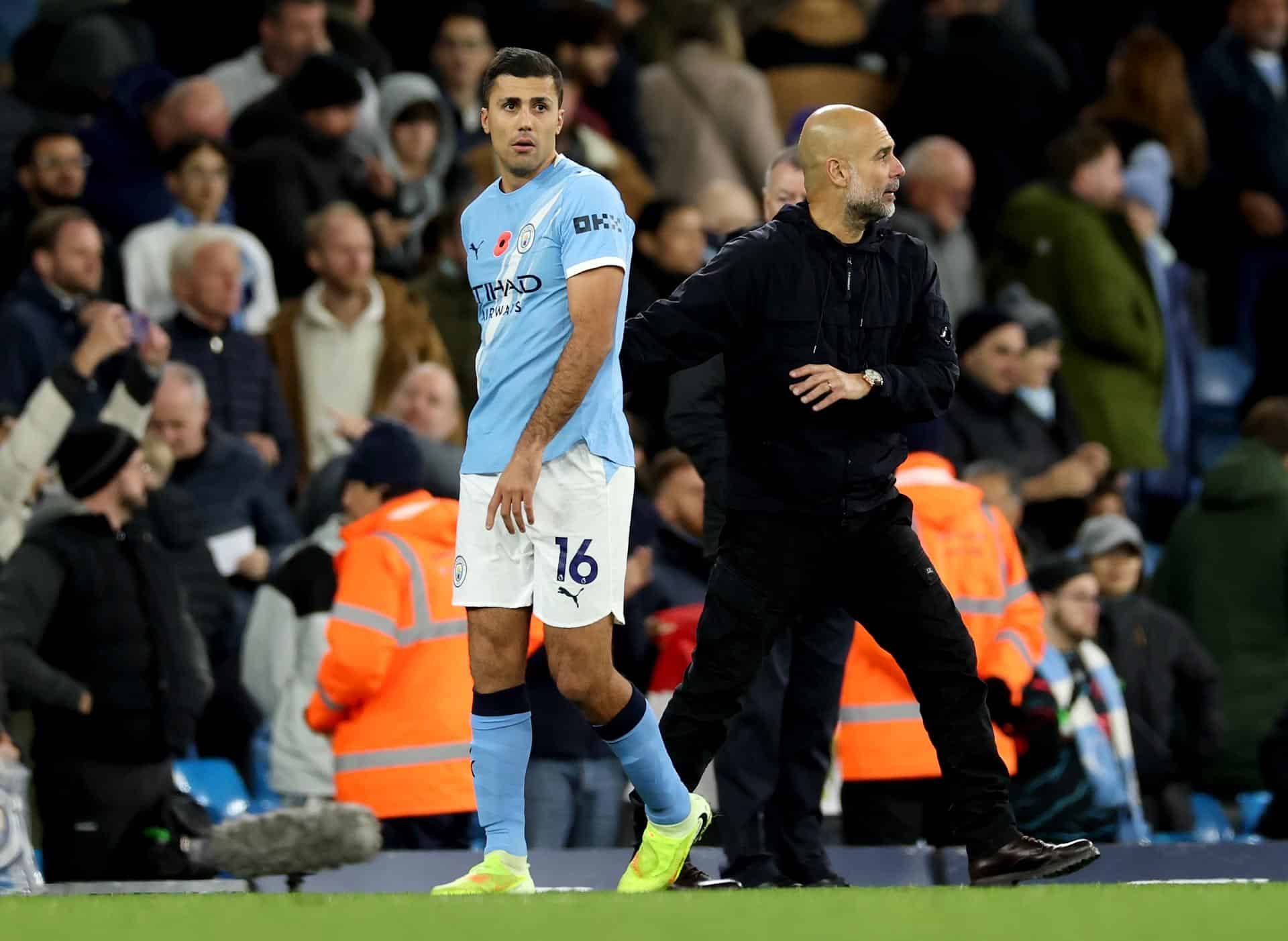 Pep Guardiola, entrenador del Manchester City, junto a Rodrigo Hernández durante el partido de Premier League ante el Bournemouth el pasado 2 de noviembre. EFE/EPA/ADAM VAUGHAN