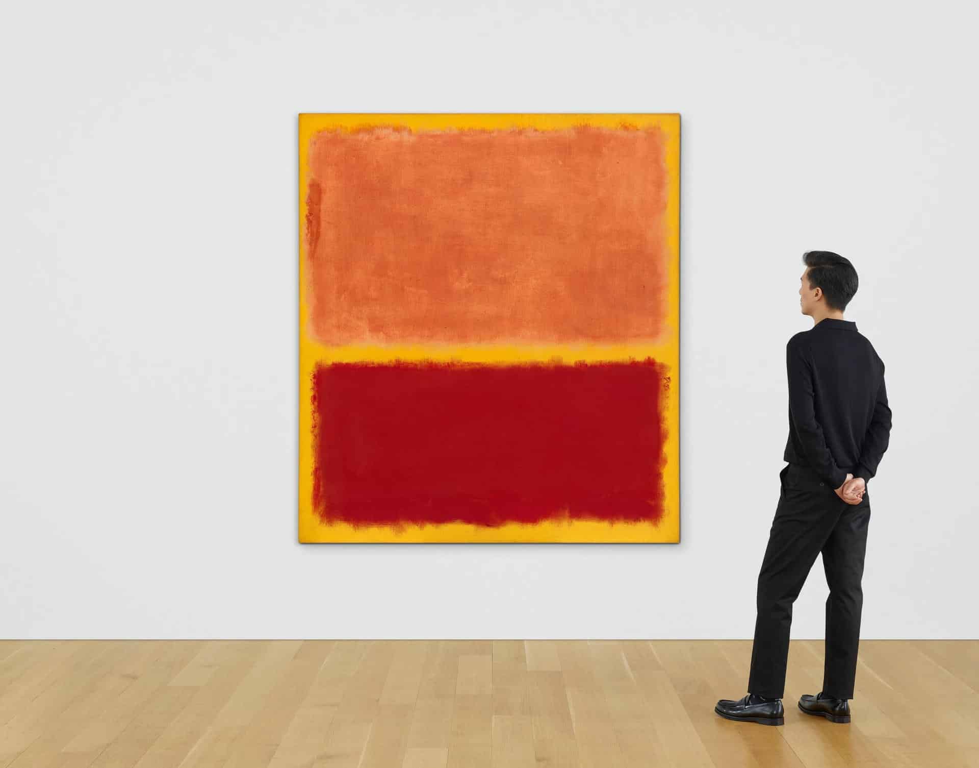 Fotografía cedida por la casa de subastas Christie's de un hombre observando la obra 'No. 31 (Yellow Stripe)' del pintor figurativo estadounidense Mark Rothko (1903-1970) en Nueva York (Estados Unidos). EFE/ Christie's / SOLO USO EDITORIAL/ NO VENTAS/ SOLO DISPONIBLE PARA ILUSTRAR LA NOTICIA QUE ACOMPAÑA (CRÉDITO OBLIGATORIO)