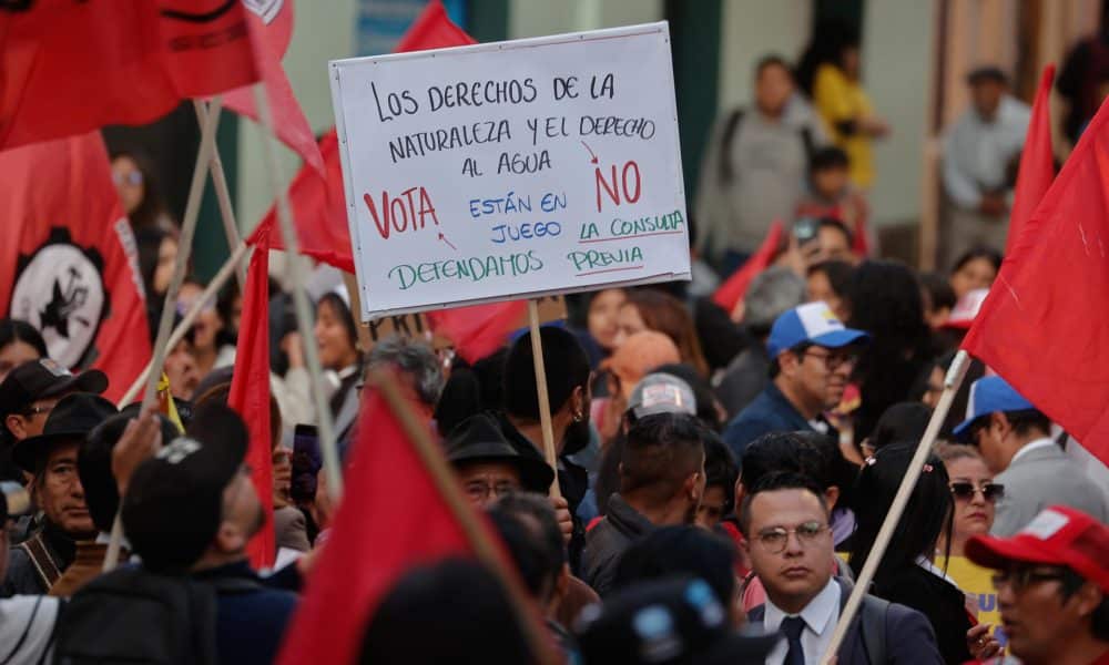 Personas se manifiestan en contra del referéndum convocado por el presidente de Ecuador, Daniel Noboa, este miércoles, en Quito (Ecuador). EFE/ José Jácome