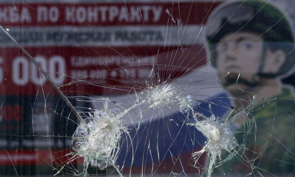 Imagen de archivo de una valla publicitaria que representa a un soldado, con el lema 'Servicio de contrato. El trabajo de un hombre de verdad', en San Petersburgo, Rusia. EFE/EPA/ANATOLY MALTSEV