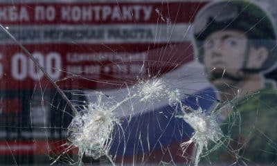 Imagen de archivo de una valla publicitaria que representa a un soldado, con el lema 'Servicio de contrato. El trabajo de un hombre de verdad', en San Petersburgo, Rusia. EFE/EPA/ANATOLY MALTSEV