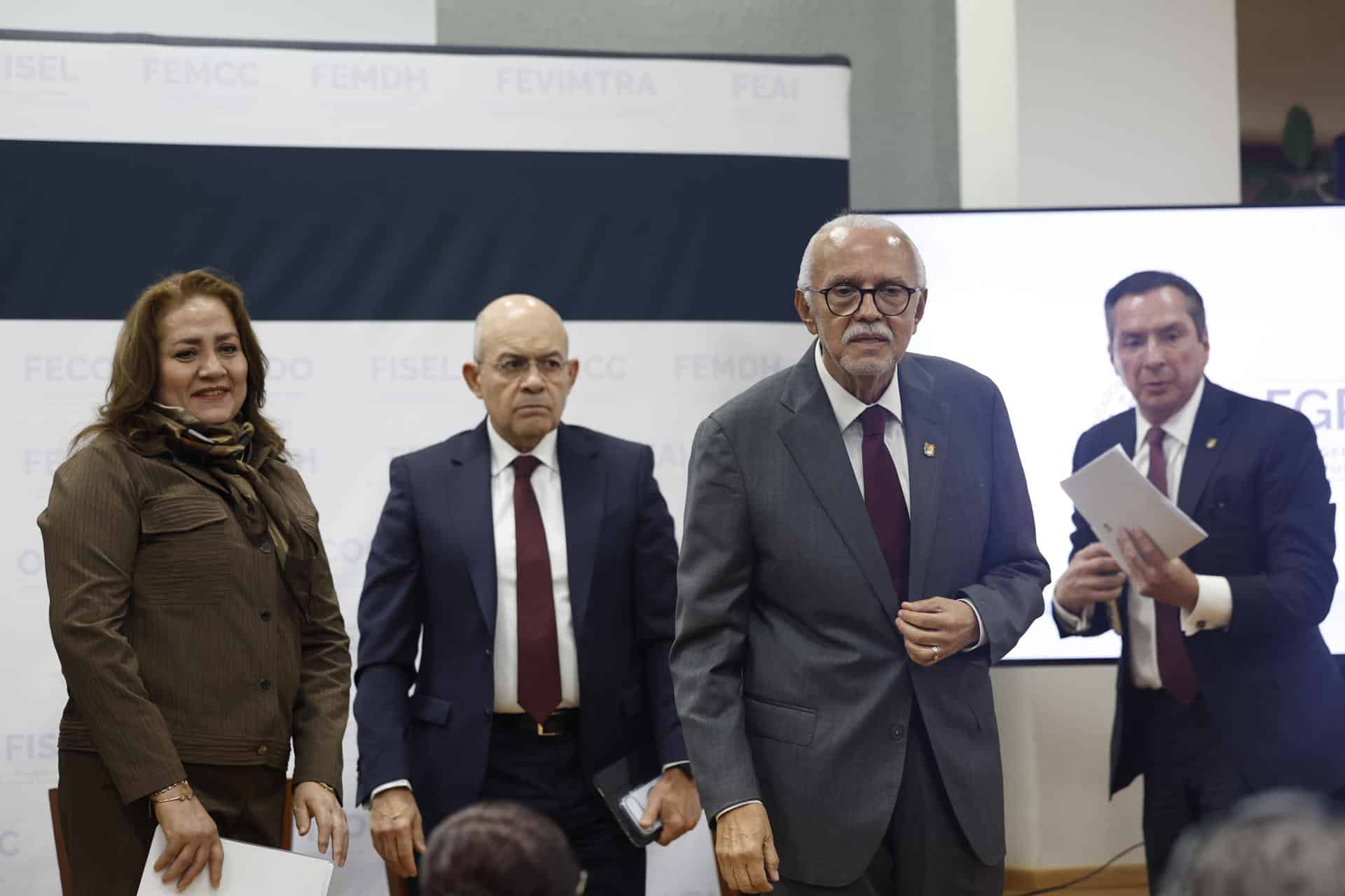 De izquierda a derecha, la fiscal especializada Cristina Reséndiz, el fiscal general de Nayarit, Petronilo Díaz Ponce, el gobernador de Nayarit, Miguel Ángel Navarro y el coordinador jurídico del Gobierno de Nayarit, Gabriel Camarena, participan durante una rueda de prensa este martes, en Ciudad de México (México). EFE/ Sáshenka Gutiérrez