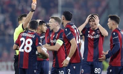 Futbolistas del Bolonia reaccionan a la tarjeta roja mostrada por el árbitro Daniel Slagher (i) a Charalampos Lykogiannis durante el partido de Liga Europa disputado este jueves entre su equipo y el Brann. EFE/ ELISABETTA BARACCHI