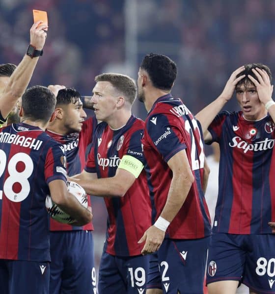 Futbolistas del Bolonia reaccionan a la tarjeta roja mostrada por el árbitro Daniel Slagher (i) a Charalampos Lykogiannis durante el partido de Liga Europa disputado este jueves entre su equipo y el Brann. EFE/ ELISABETTA BARACCHI