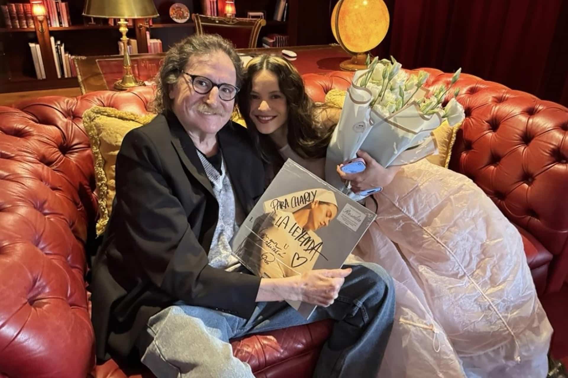 Captura de pantalla tomada de la cuenta oficial charlygarcia en a red social Instagram donde se observa al cantante argentino Charly García y a la cantante española Rosalía. EFE/ Charlygarcia