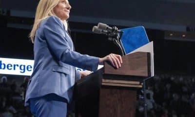 Fotografía tomada de la red social Facebook del perfil oficial de Abigail Spanberger, candidata demócrata a la Gobernación del Estado de Virginia, hablando durante un acto de campaña. Spanberger se convertirá en la primera mujer gobernadora de Virginia y pondrá fin a cuatro años de gobierno republicano, según las proyecciones de NBC, CNN y Fox. EFE/ Abigail Spanberger /SOLO USO EDITORIAL/NO VENTAS/ SOLO DISPONIBLE PARA ILUSTRAR LA NOTICIA QUE ACOMPAÑA (CRÉDITO OBLIGATORIO)