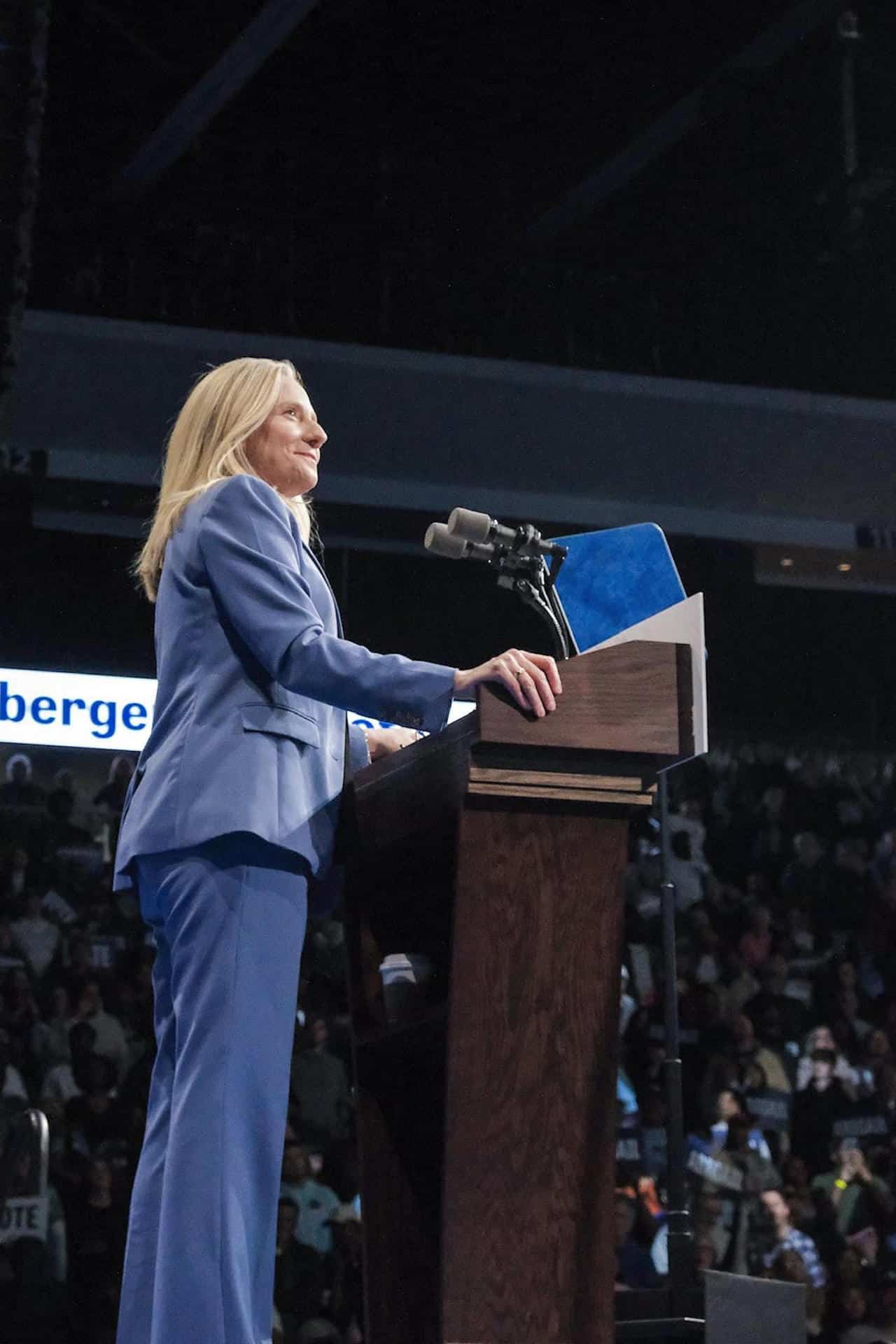 Fotografía tomada de la red social Facebook del perfil oficial de Abigail Spanberger, candidata demócrata a la Gobernación del Estado de Virginia, hablando durante un acto de campaña. Spanberger se convertirá en la primera mujer gobernadora de Virginia y pondrá fin a cuatro años de gobierno republicano, según las proyecciones de NBC, CNN y Fox. EFE/ Abigail Spanberger /SOLO USO EDITORIAL/NO VENTAS/ SOLO DISPONIBLE PARA ILUSTRAR LA NOTICIA QUE ACOMPAÑA (CRÉDITO OBLIGATORIO)