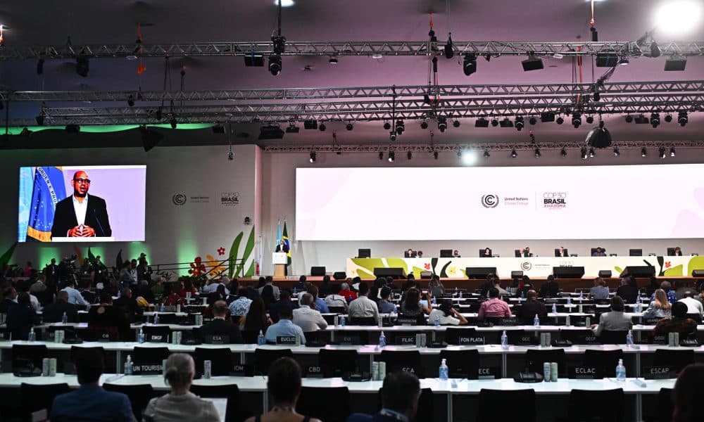 La Conferencia de Naciones Unidas sobre Cambio Climático, la COP30, donde se discute el futuro del planeta y la transición energética, se mueve a diésel. Y es que Brasil, anfitrión de la cumbre climática, ha dispuesto 150 enormes generadores, cada uno con capacidad para almacenar 600 litros de diésel, para abastecer las necesidades de electricidad del enorme recinto por donde circulan 50.000 personas al día. EFE/ Andre Borges