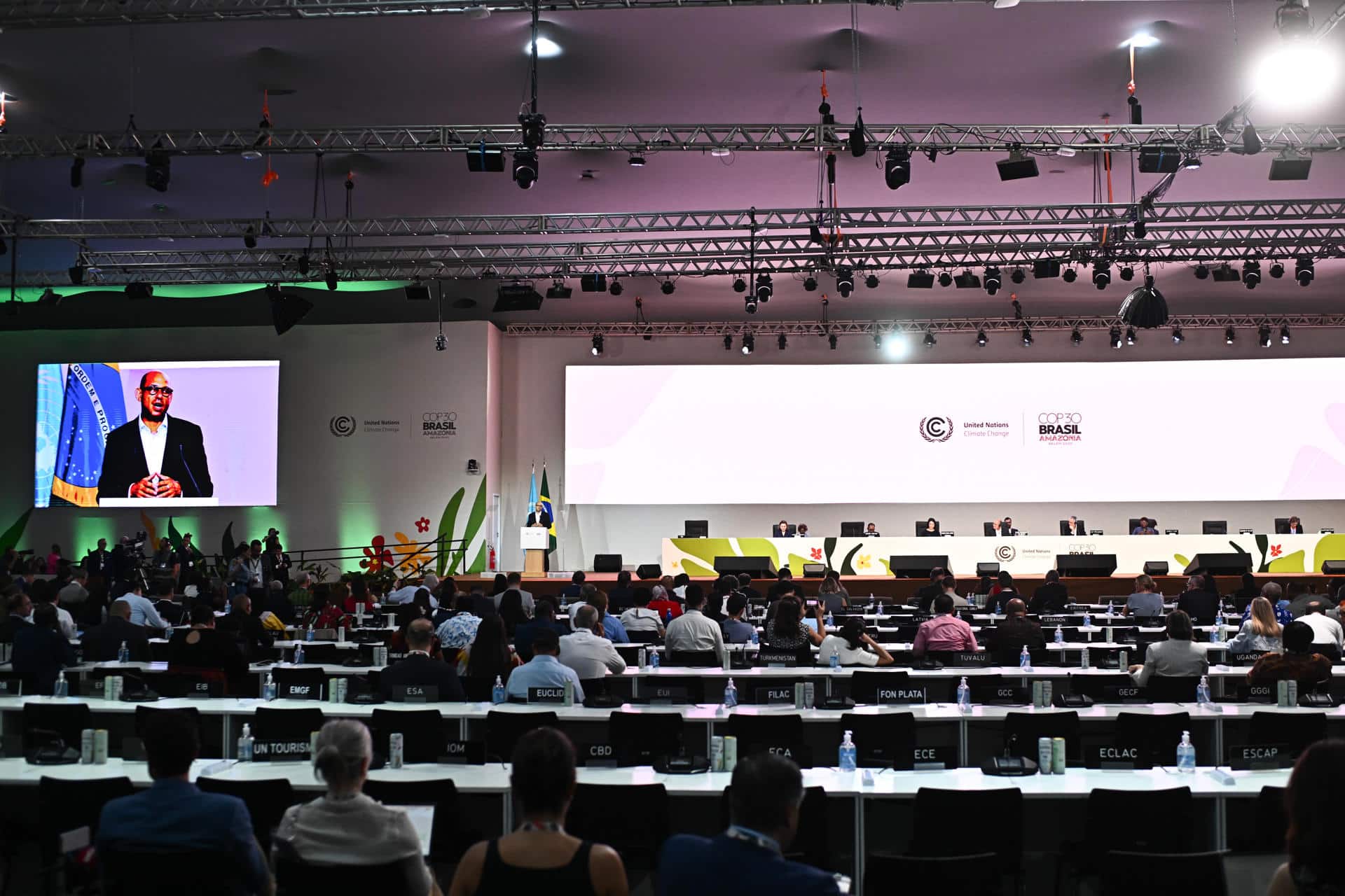 La Conferencia de Naciones Unidas sobre Cambio Climático, la COP30, donde se discute el futuro del planeta y la transición energética, se mueve a diésel. Y es que Brasil, anfitrión de la cumbre climática, ha dispuesto 150 enormes generadores, cada uno con capacidad para almacenar 600 litros de diésel, para abastecer las necesidades de electricidad del enorme recinto por donde circulan 50.000 personas al día. EFE/ Andre Borges