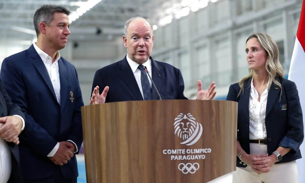 El príncipe Alberto II de Mónaco (c) habla junto al vicepresidente del Comité Olímpico Paraguayo, Julio Ferrari (i), y la directora general adjunta del Comité Organizador Local de grandes eventos deportivos de Paraguay, Larissa Schaerer, durante un recorrido por el Centro Acuático Olímpico de Paraguay este miércoles, en Luque (Paraguay). EFE/ Juan Pablo Pino