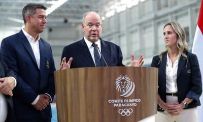 El príncipe Alberto II de Mónaco (c) habla junto al vicepresidente del Comité Olímpico Paraguayo, Julio Ferrari (i), y la directora general adjunta del Comité Organizador Local de grandes eventos deportivos de Paraguay, Larissa Schaerer, durante un recorrido por el Centro Acuático Olímpico de Paraguay este miércoles, en Luque (Paraguay). EFE/ Juan Pablo Pino
