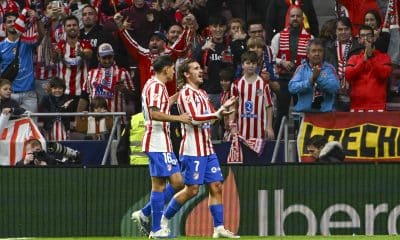 El delantero francés del Atlético de Madrid Antoine Griezmann (d) celebra el tercer gol de su equipo durante partido de LaLiga entre el Atlético de Madrid y el Sevilla, este sábado en el estadio Metropolitano. EFE/ Fernando Villar