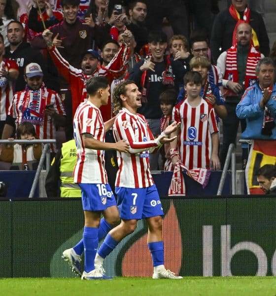 El delantero francés del Atlético de Madrid Antoine Griezmann (d) celebra el tercer gol de su equipo durante partido de LaLiga entre el Atlético de Madrid y el Sevilla, este sábado en el estadio Metropolitano. EFE/ Fernando Villar
