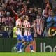 El delantero francés del Atlético de Madrid Antoine Griezmann (d) celebra el tercer gol de su equipo durante partido de LaLiga entre el Atlético de Madrid y el Sevilla, este sábado en el estadio Metropolitano. EFE/ Fernando Villar