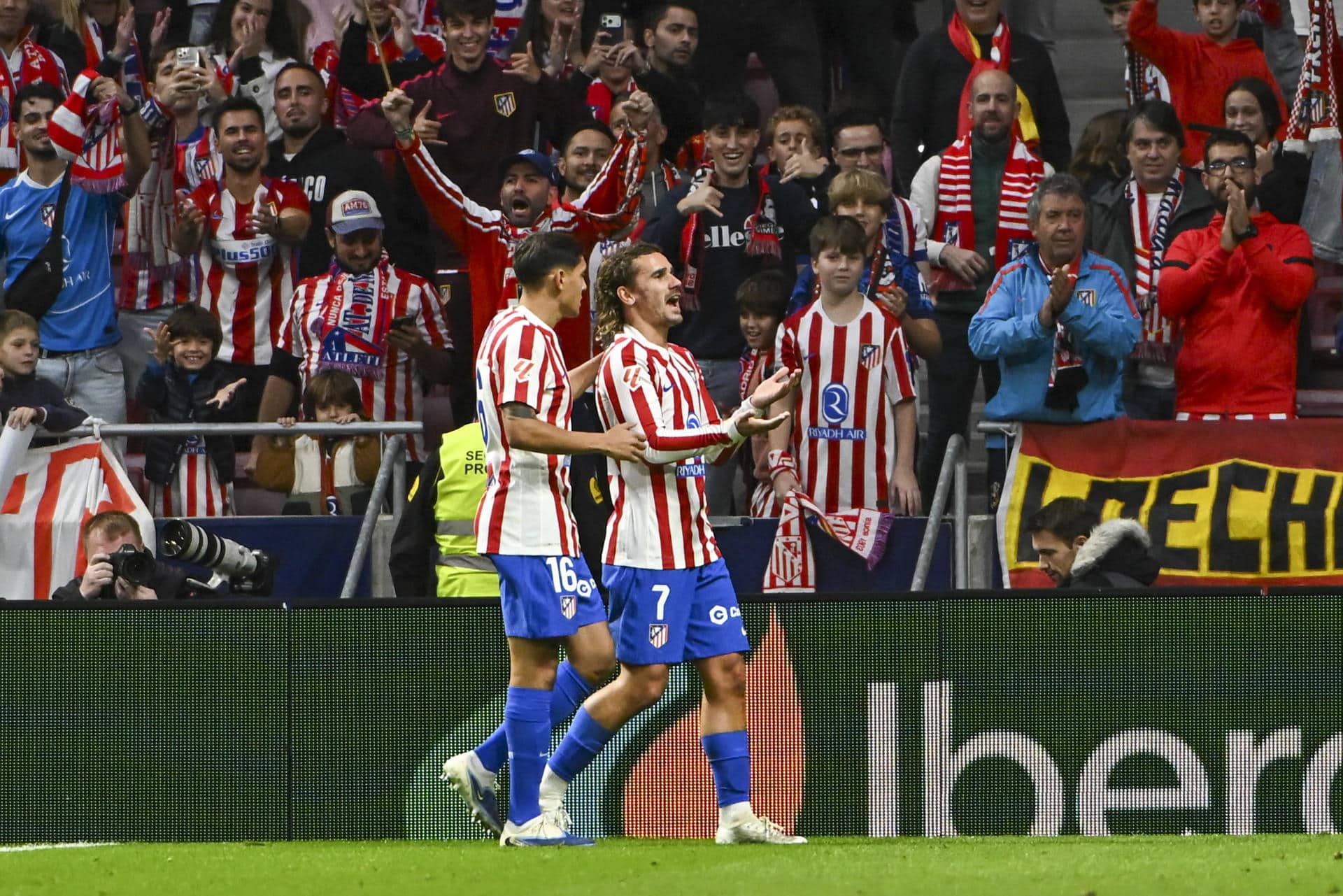 El delantero francés del Atlético de Madrid Antoine Griezmann (d) celebra el tercer gol de su equipo durante partido de LaLiga entre el Atlético de Madrid y el Sevilla, este sábado en el estadio Metropolitano. EFE/ Fernando Villar