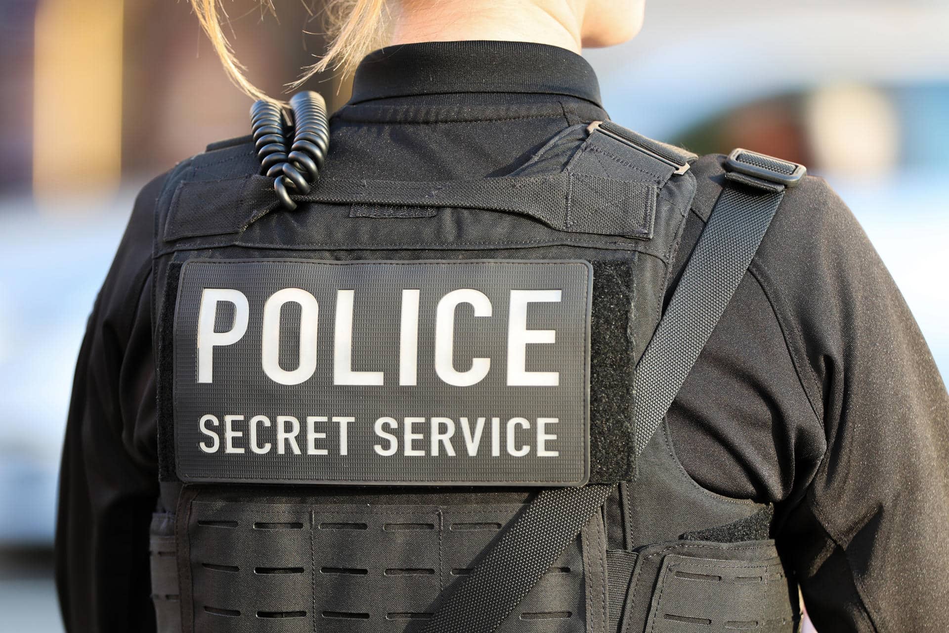 na agente de la Policía Metropolitana de Washington DC vigila cerca de la Casa Blanca luego de un tiroteo el miércoles, en Washington (EE.UU.). EFE/ Octavio Guzmán