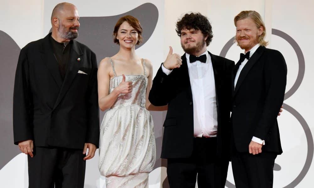 (De izq a dcha) El director griego Yorgos Lanthimos y los actores estadounidenses Emma Stone, Aidan Delbis y Jesse Plemons en el estreno de 'Bugonia' durante el 82º Festival Internacional de Cine de Venecia, Italia, en una imagen del 28 de agosto de 2025. EFE/EPA/ETTORE FERRARI
