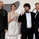 (De izq a dcha) El director griego Yorgos Lanthimos y los actores estadounidenses Emma Stone, Aidan Delbis y Jesse Plemons en el estreno de 'Bugonia' durante el 82º Festival Internacional de Cine de Venecia, Italia, en una imagen del 28 de agosto de 2025. EFE/EPA/ETTORE FERRARI