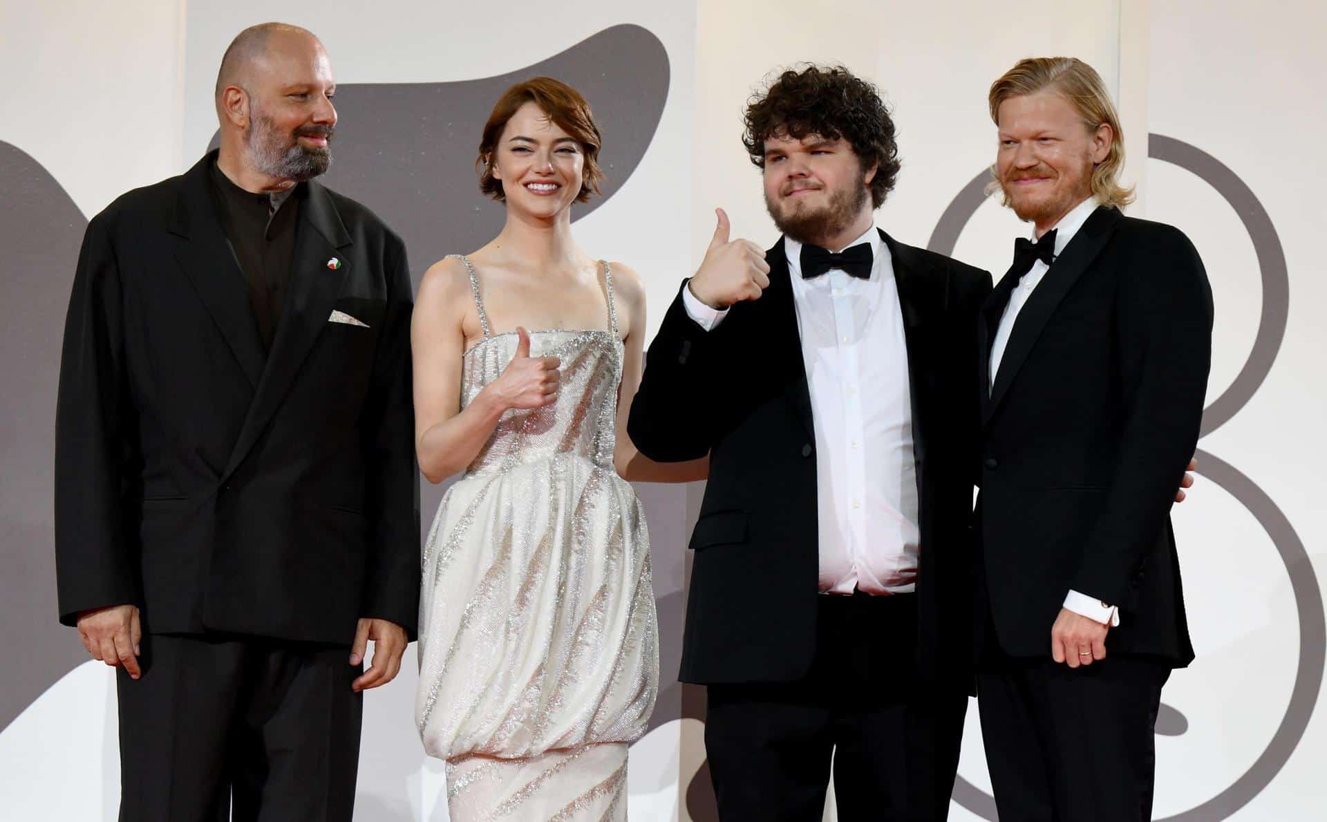 (De izq a dcha) El director griego Yorgos Lanthimos y los actores estadounidenses Emma Stone, Aidan Delbis y Jesse Plemons en el estreno de 'Bugonia' durante el 82º Festival Internacional de Cine de Venecia, Italia, en una imagen del 28 de agosto de 2025. EFE/EPA/ETTORE FERRARI