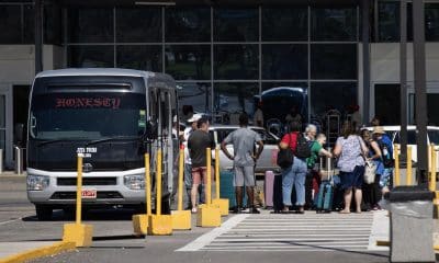 uristas llegan al aeropuerto internacional Sir Donald Sangster el 9 de noviembre de 2025 en Montego Bay (Jamaica). A un mes del inicio de la temporada alta de turismo en Jamaica, el operador de una pala mecánica llena numerosos camiones con los escombros de uno de los muchos hoteles dañados por el huracán Melissa en Montego Bay, una de las zonas turísticas de la isla, cuya economía depende de este sector. EFE/ Orlando Barría
