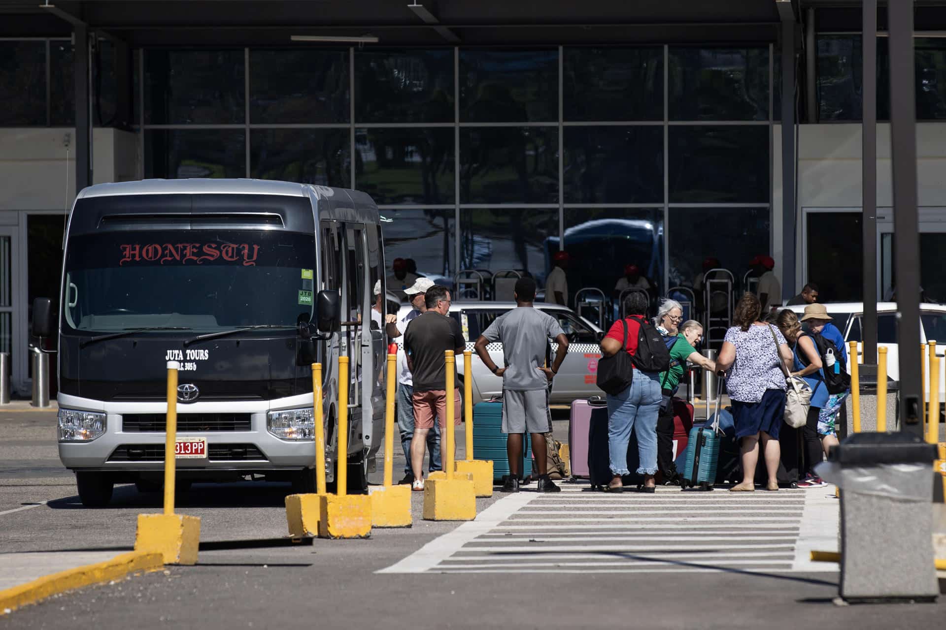 uristas llegan al aeropuerto internacional Sir Donald Sangster el 9 de noviembre de 2025 en Montego Bay (Jamaica). A un mes del inicio de la temporada alta de turismo en Jamaica, el operador de una pala mecánica llena numerosos camiones con los escombros de uno de los muchos hoteles dañados por el huracán Melissa en Montego Bay, una de las zonas turísticas de la isla, cuya economía depende de este sector. EFE/ Orlando Barría
