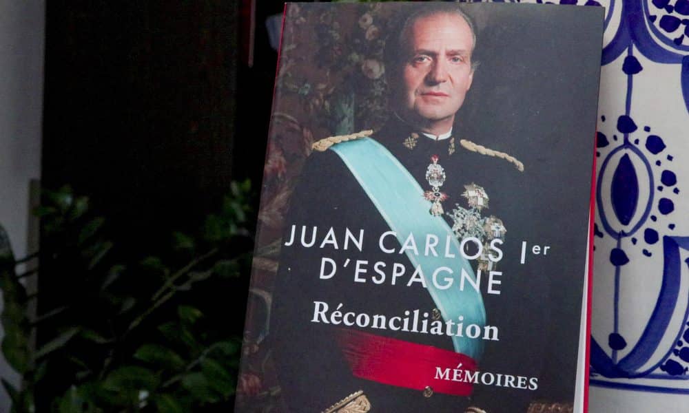 Vista este martes, del libro "Réconciliation. Mémoires. Juan Carlos I d´Espagne" (Reconciliación. Memorias. Juan Carlos I de España), en París. El rey emérito Juan Carlos I defiende la democracia como la "herencia" que dejó a España durante su reinado en su libro de memorias, que se publicará el 5 de noviembre en Francia, y en el que expresa su deseo de renovar una relación "armoniosa" con su hijo, Felipe VI, y sobre todo de regresar a su "hogar" tras cinco años de exilio en Abu Dabi. "Espero sobre todo, durante mi vida, tener una jubilación tranquila, renovar una relación armoniosa con mi hijo y, sobre todo, regresar a España, a mi hogar", expresa el monarca en su libro, editado por Stock y algunos de cuyos extractos publica hoy en exclusiva el semanario Le Point y también desvela, en una entrevista, la revista semanal del diario Le Figaro. EFE/ Edgar Sapiña Manchado