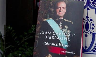 Vista este martes, del libro "Réconciliation. Mémoires. Juan Carlos I d´Espagne" (Reconciliación. Memorias. Juan Carlos I de España), en París. El rey emérito Juan Carlos I defiende la democracia como la "herencia" que dejó a España durante su reinado en su libro de memorias, que se publicará el 5 de noviembre en Francia, y en el que expresa su deseo de renovar una relación "armoniosa" con su hijo, Felipe VI, y sobre todo de regresar a su "hogar" tras cinco años de exilio en Abu Dabi. "Espero sobre todo, durante mi vida, tener una jubilación tranquila, renovar una relación armoniosa con mi hijo y, sobre todo, regresar a España, a mi hogar", expresa el monarca en su libro, editado por Stock y algunos de cuyos extractos publica hoy en exclusiva el semanario Le Point y también desvela, en una entrevista, la revista semanal del diario Le Figaro. EFE/ Edgar Sapiña Manchado